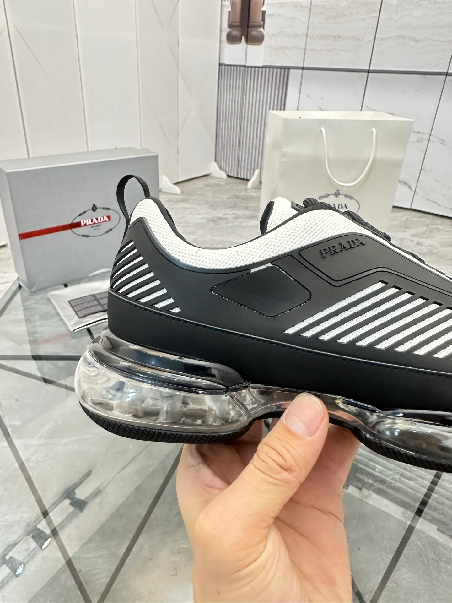 Men's shoes for sale 💰: 💰P660¥ High-end top quality Product trademark: Prada *"Prada*" low-top casual shoes Regular size: 38-45 (can be customized to 46) Product materials: Upper imported from the counter original material, breathable lining, cowhide foot pads, original air cushion outsole. No.: 001